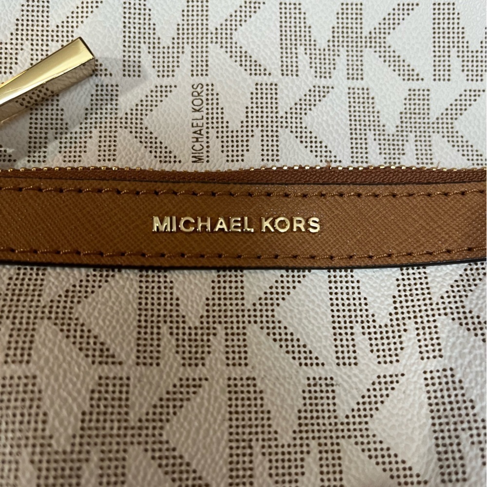 Michael Kors MESSENGER IN SIGNATURE Print - Picture 10 of 14